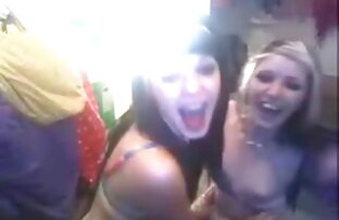 XXX 女の子はストリームで自慰行為をし、浴槽でいとこをファックする 女性 専用 アダルト 動画 無料